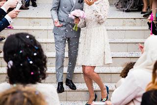 Foto de pareja de novios saliendo de la ceremonia