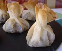 Saquitos de pasta filo rellenos de manzana y morcilla Saquitos de pasta filo rellenos de manzana y morcilla