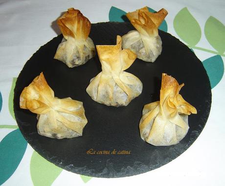 Saquitos de pasta filo rellenos de manzana y morcilla Saquitos de pasta filo rellenos de manzana y morcilla