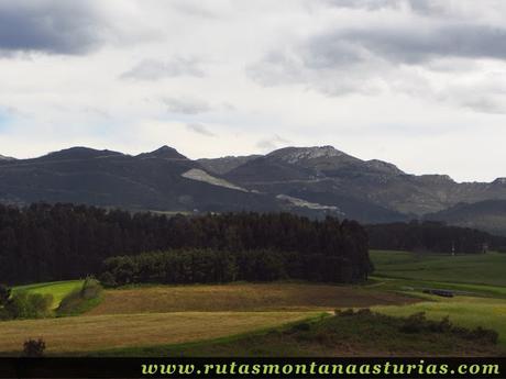 Pico el Can desde la senda naviega Pico el Can desde la senda naviega