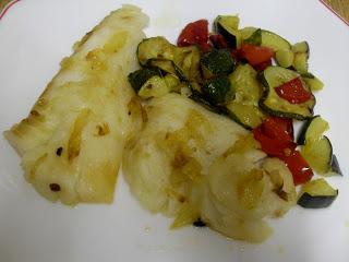 Merluza con cebolla caramelizada y verduras salteadas