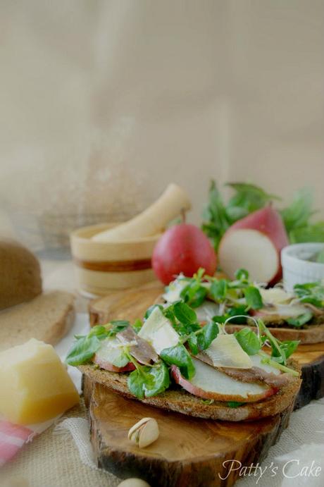 Tosta verde con peras y anchoas, un aperitivo con clase Tosta verde con peras y anchoas, un aperitivo con clase