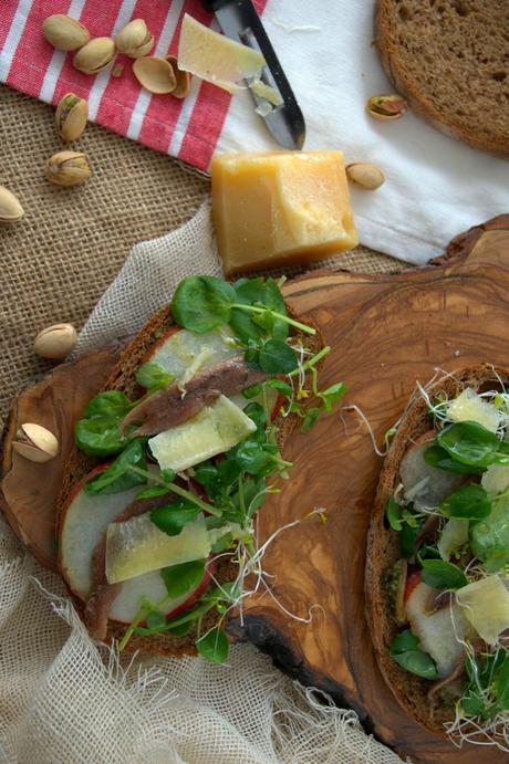 Tosta verde con peras y anchoas, un aperitivo con clase Tosta verde con peras y anchoas, un aperitivo con clase