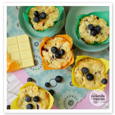 MUFFINS DE CHOCOLATE BLANCO Y ARÁNDANOS / BLUEBERRY AND WHITE CHOCOLATE MUFFINS