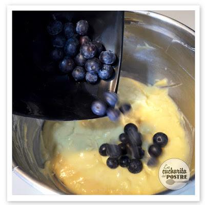 MUFFINS DE CHOCOLATE BLANCO Y ARÁNDANOS / BLUEBERRY AND WHITE CHOCOLATE MUFFINS