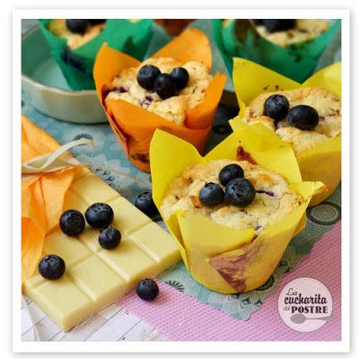 MUFFINS DE CHOCOLATE BLANCO Y ARÁNDANOS / BLUEBERRY AND WHITE CHOCOLATE MUFFINS