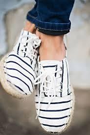 STREET STYLE INSPIRATION; ESPADRILLES TIME.-