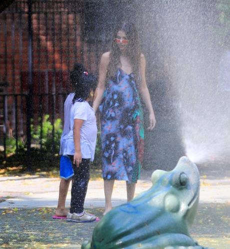 Selena Gomez como niña se lanza al agua en NY