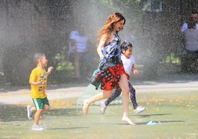 Selena Gomez como niña se lanza al agua en NY