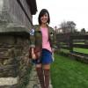 Vestido blanco y sandalias rojas Casaca militar y botas altas