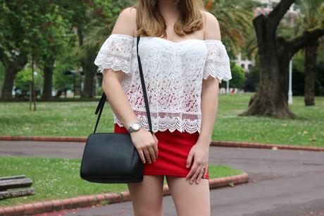 Outfit con los hombros al aire y minifalda Outfit con los hombros al aire y minifalda