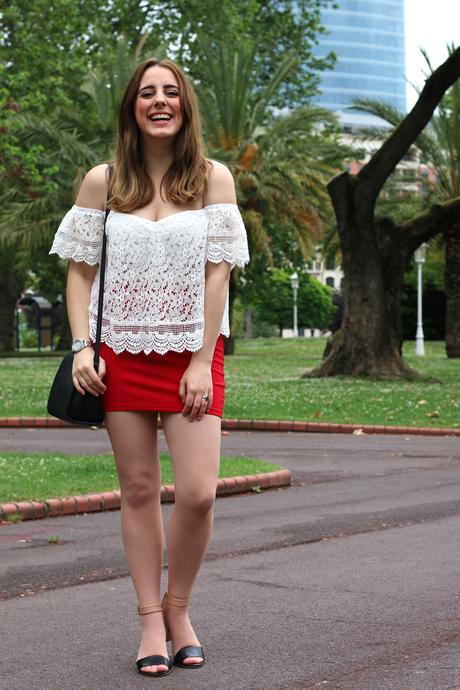 Outfit con los hombros al aire y minifalda Outfit con los hombros al aire y minifalda