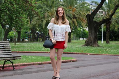 Outfit con los hombros al aire y minifalda Outfit con los hombros al aire y minifalda