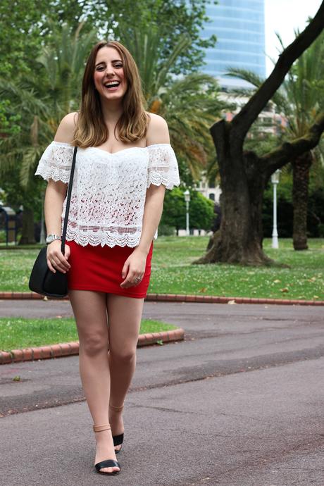 Outfit con los hombros al aire y minifalda Outfit con los hombros al aire y minifalda