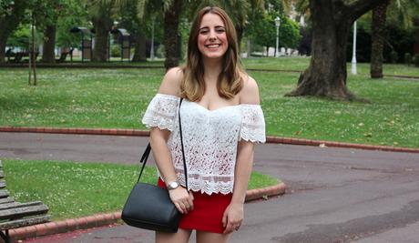 Outfit con los hombros al aire y minifalda Outfit con los hombros al aire y minifalda