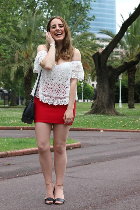Outfit con los hombros al aire y minifalda Outfit con los hombros al aire y minifalda