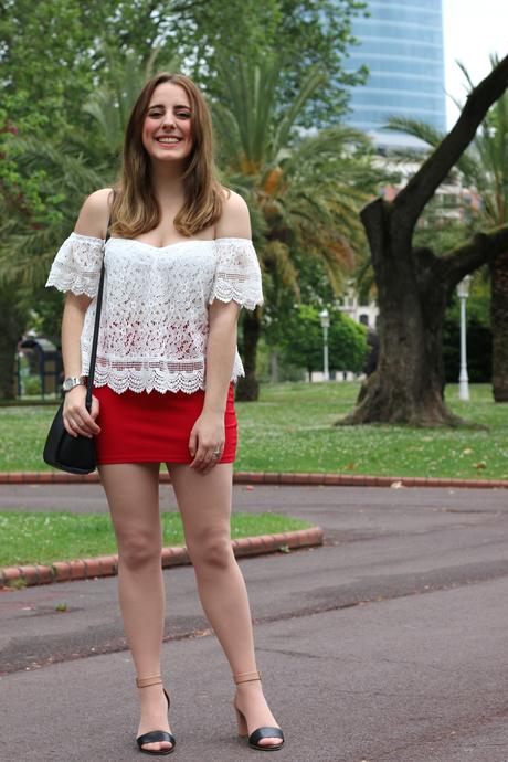 Outfit con los hombros al aire y minifalda Outfit con los hombros al aire y minifalda