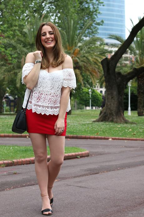 Outfit con los hombros al aire y minifalda Outfit con los hombros al aire y minifalda