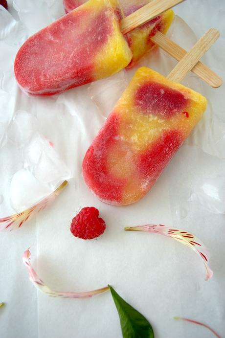 Polos de piña, fresa y frambuesa, sano y delicioso, todo en uno Polos de piña, fresa y frambuesa, sano y delicioso, todo en uno