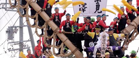 El festival más peligroso de Japón onbashira-4