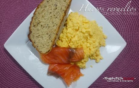 HUEVOS REVUELTOS CON SALMÓN AHUMADO (O cómo tener una cena en menos de 10 minutos) HUEVOS REVUELTOS CON SALMÓN AHUMADO (O cómo tener una cena en menos de 10 minutos)
