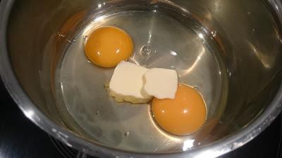 HUEVOS REVUELTOS CON SALMÓN AHUMADO (O cómo tener una cena en menos de 10 minutos) HUEVOS REVUELTOS CON SALMÓN AHUMADO (O cómo tener una cena en menos de 10 minutos)