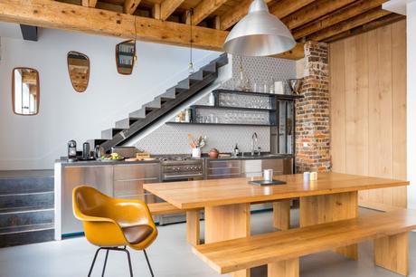 Una cocina bajo la escalera Una cocina bajo la escalera
