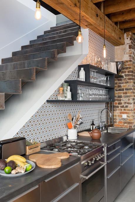 Una cocina bajo la escalera Una cocina bajo la escalera