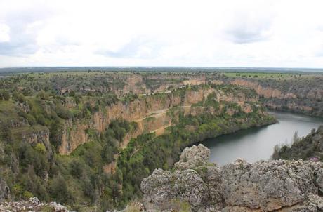La ermita de San Frutos, un balcón a las Hoces del Duratón Ermita de San Frutos al fondo desde el mirador que hay junto al aparcamiento Hoces del Duratón