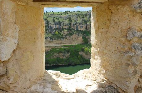 La ermita de San Frutos, un balcón a las Hoces del Duratón Antigua ventana de los restos del convento benedictino anexo a la ermita de San Frutos Hoces del Duratón
