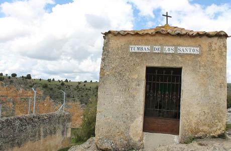 La ermita de San Frutos, un balcón a las Hoces del Duratón Cementerio ubicado junto a la ermita de San Frutos Hoces del Duratón