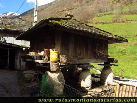 Horreo en Riomolín, Cangas del Narcea Horreo en Riomolín, Cangas del Narcea