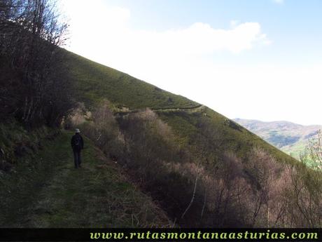 Camino por la falda del pico Corona Camino por la falda del pico Corona
