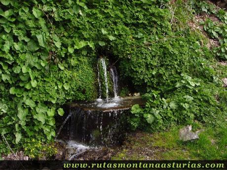 Fuente próxima a Riomolín Fuente próxima a Riomolín