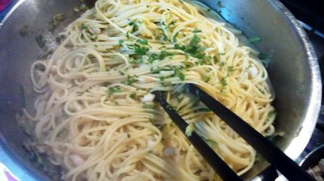 Espaguetis con calabacín y gambas – Linguine con zucchine e scampi calabacincigalas4