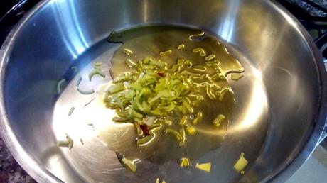 Espaguetis con calabacín y gambas – Linguine con zucchine e scampi calabacincigalas1