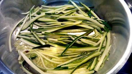 Espaguetis con calabacín y gambas – Linguine con zucchine e scampi calabacincigalas2