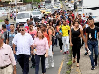 Estudiantes marchan en apoyo a La Estrella de Panamá