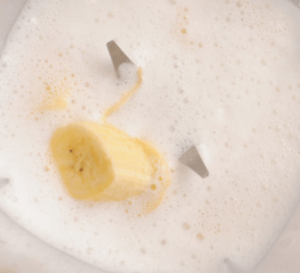 Batido de plátano con avellanas y crema de cacao plátano
