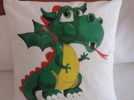 COJIN DE DRAGON PINTADO A MANO EN TELA