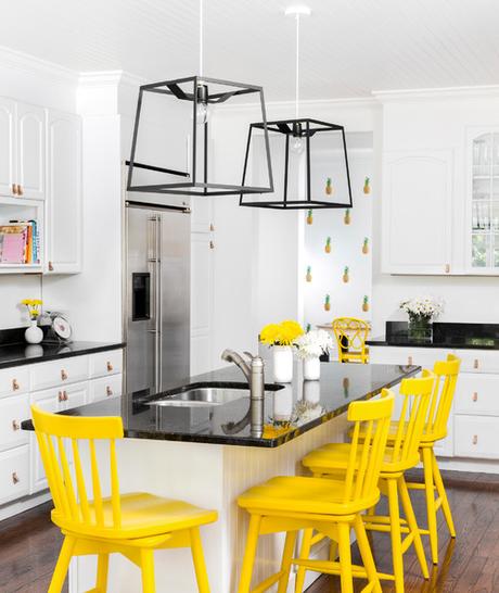 una casa con color, piñas, sandías y una mezcla de estilos exquisita Westhampton Beach Playhouse