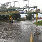 Lluvia sorprende a potosinos; quedan varados en el Río Santiago