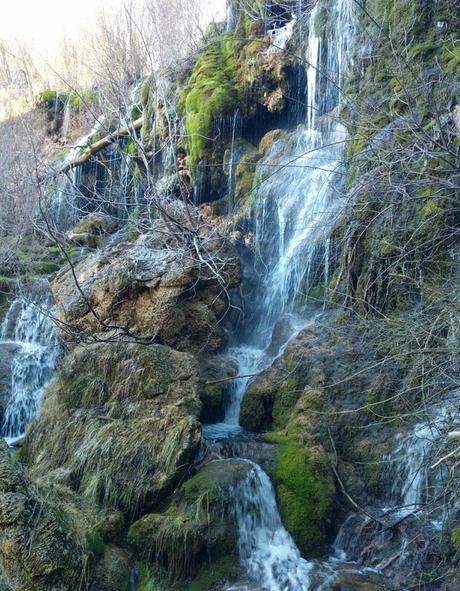 El nacimiento del río Cuervo, la mejor sinfonía de la naturaleza Detalle de la cascada principal del nacimiento del río Cuervo