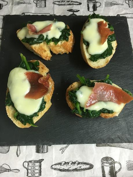 Tostas De Espinacas Con Crema De Queso San Simón Tostas De Espinacas Con Crema De Queso San Simón