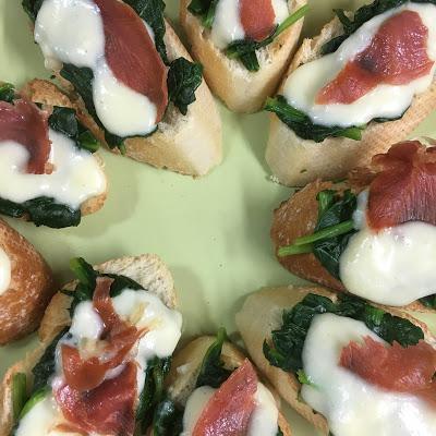 Tostas De Espinacas Con Crema De Queso San Simón Tostas De Espinacas Con Crema De Queso San Simón