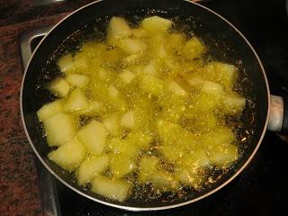 PATATAS CON TOMATE Y MAYONESA DE MOSTAZA