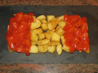 PATATAS CON TOMATE Y MAYONESA DE MOSTAZA