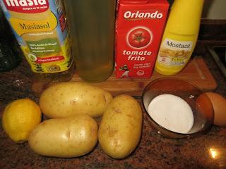 PATATAS CON TOMATE Y MAYONESA DE MOSTAZA