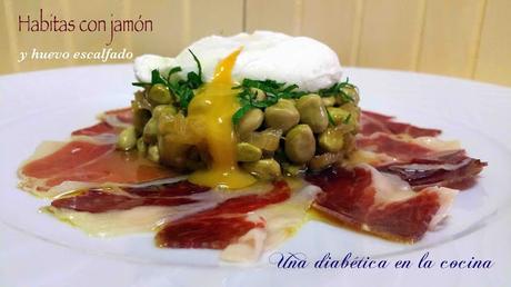 Habitas con jamón y huevo escalfado