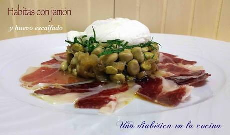 Habitas con jamón y huevo escalfado